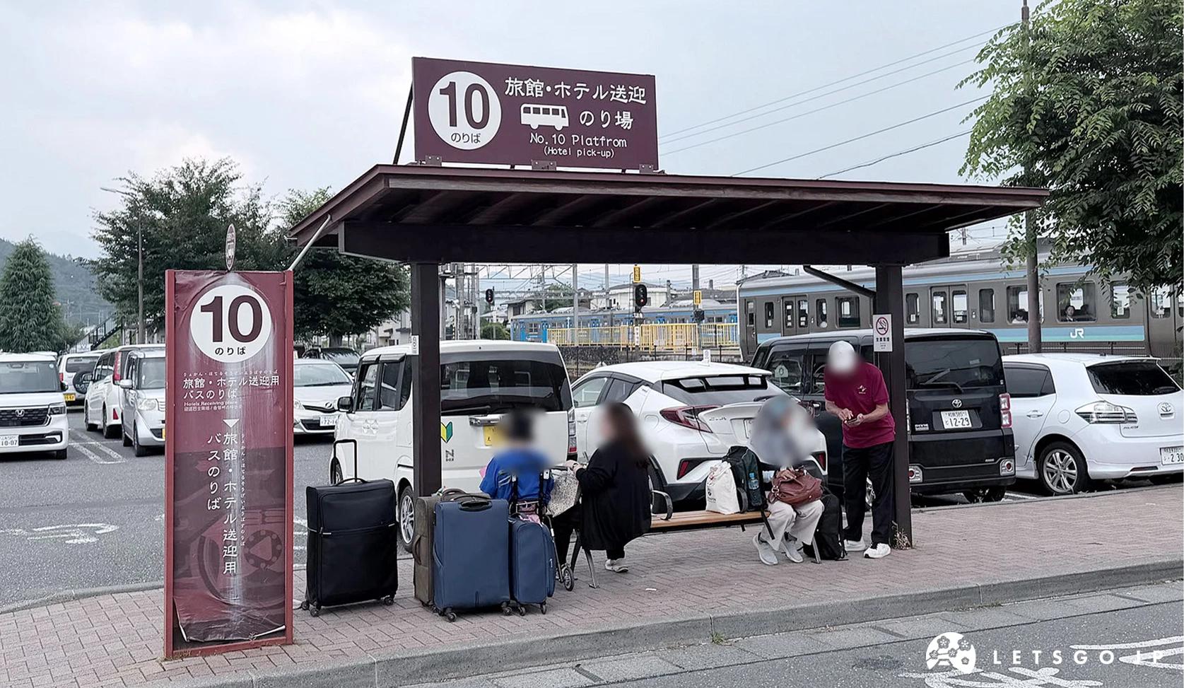 在河口湖車站的10號巴士站牌搭乘