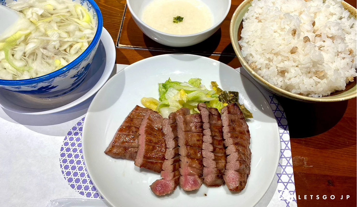 粉嫩多汁的極厚牛舌定食