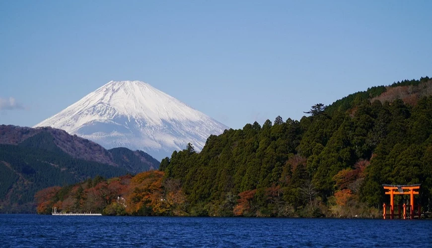 富士山與蘆之湖湖畔的紅色平和鳥居