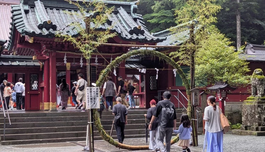 箱根神社建築前設立茅輪與參拜的人群