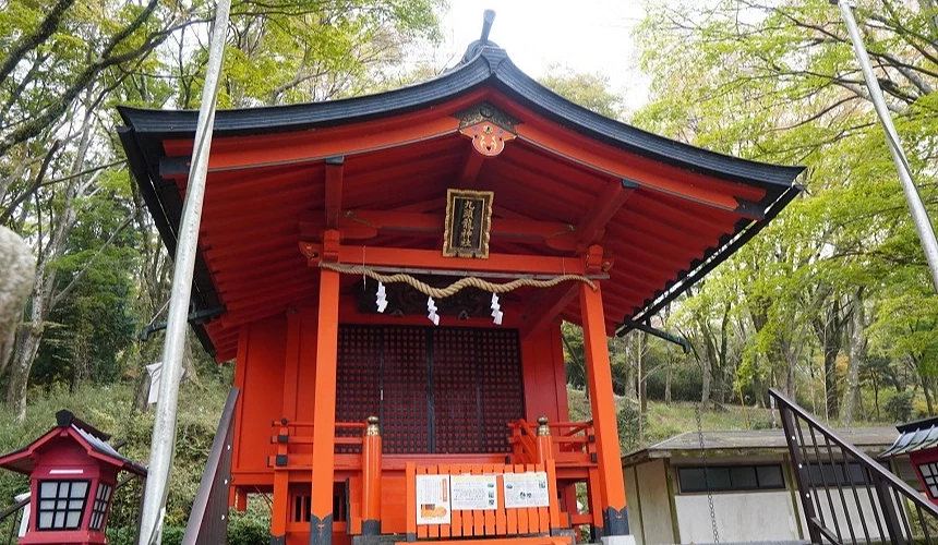 位於山林樹海中的九頭龍神社本宮,為朱紅色的傳統日本神社建築