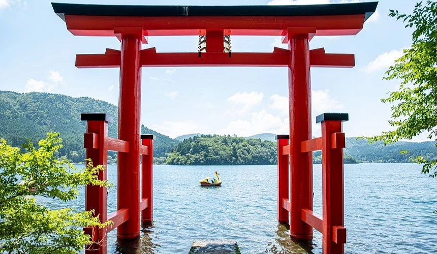 從箱根神社往湖面拍攝的平和鳥居