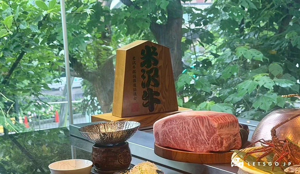吧台木質檯面上立著五角形木牌,表面雕刻著黑色米沢牛字樣。