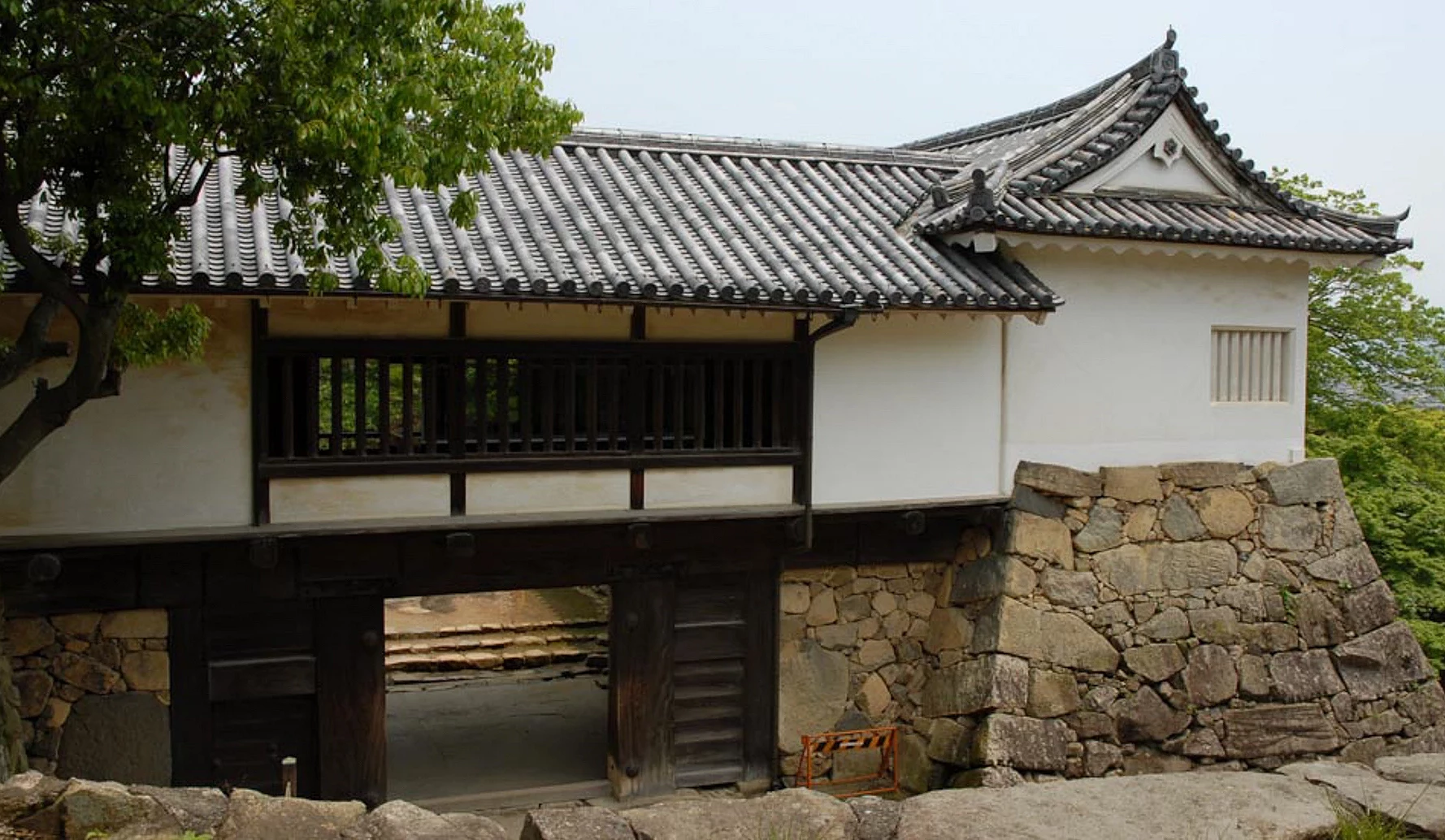 彦根城角落的白牆建築與整齊堆砌的石垣,石垣轉角呈直角工整排列