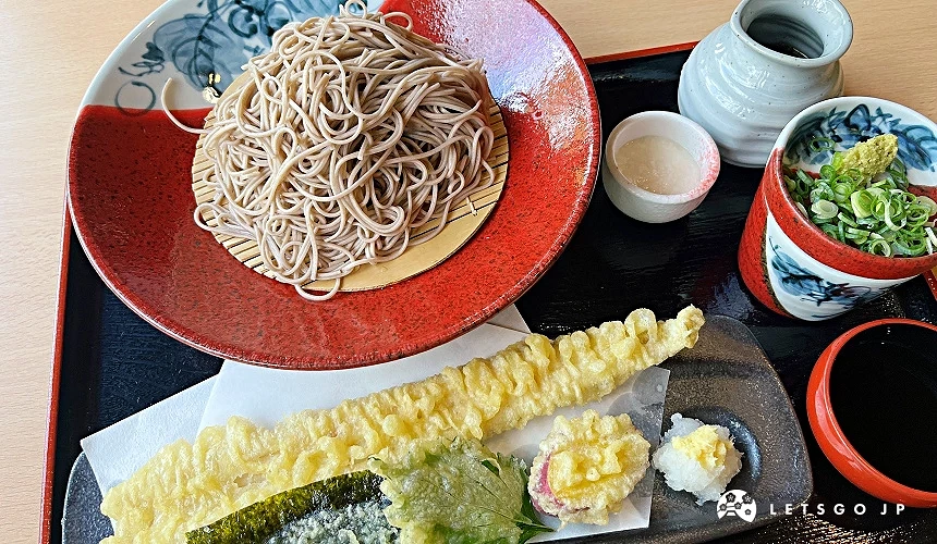 蕎麥麵搭配星鰻天婦羅的套餐