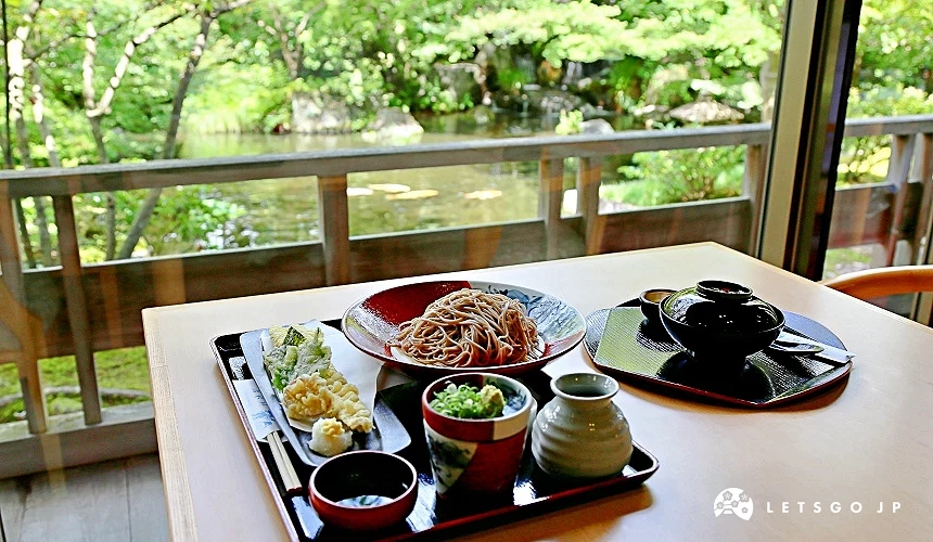 可以欣賞庭園的座位桌上擺著蕎麥麵套餐