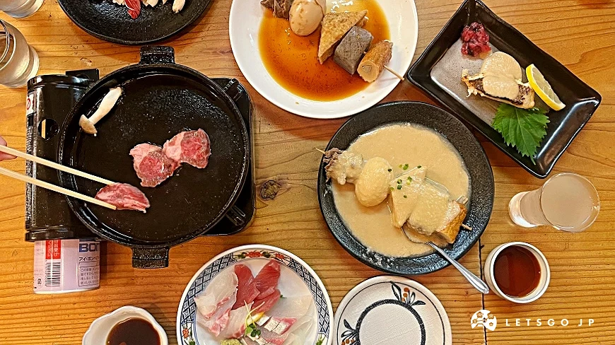 桌上擺了關東煮、生魚片等各種姬路美食