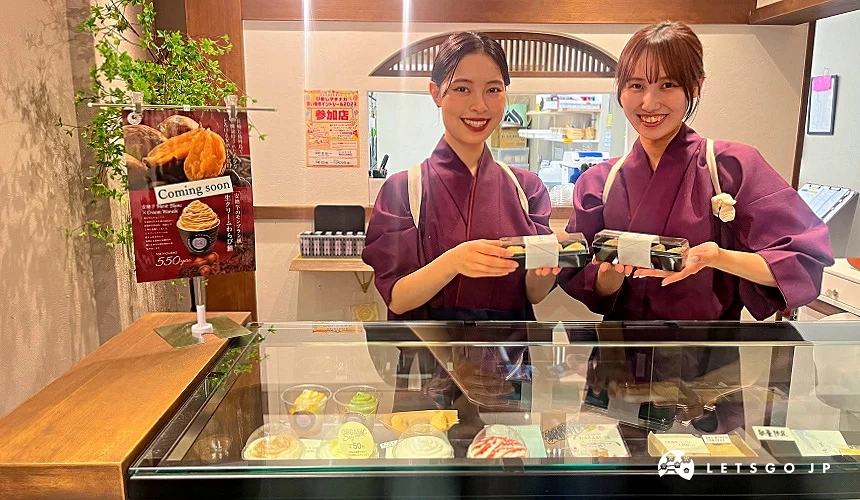 兩位店員介紹不同口味的蕨餅