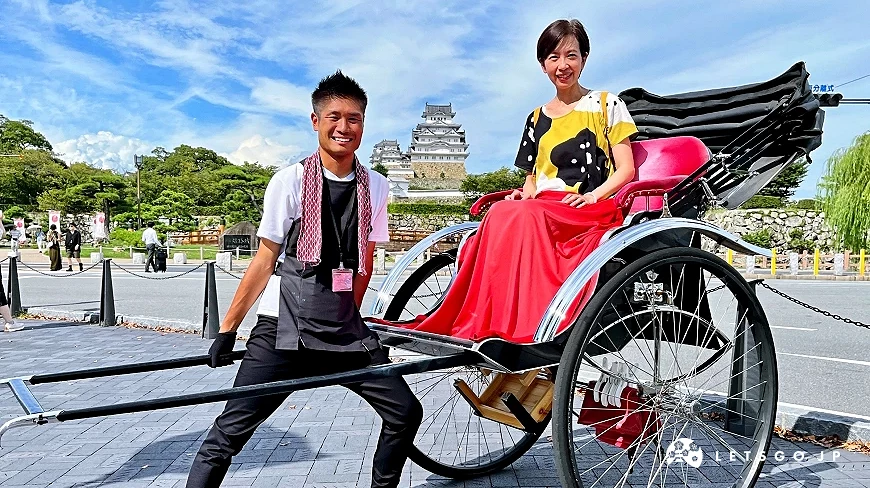 在姬路城前搭人力車