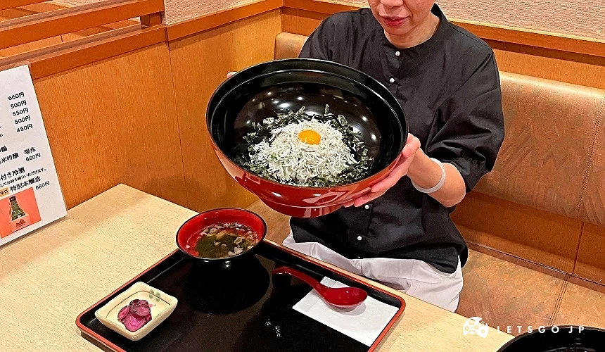 手上捧著超大碗的吻仔魚丼飯