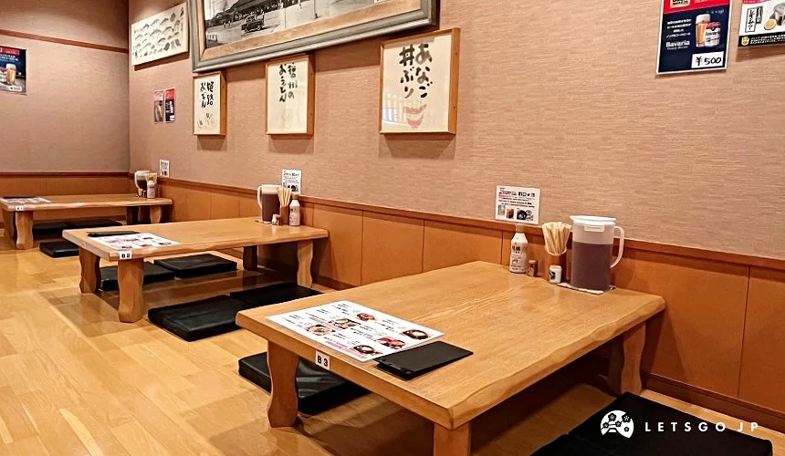 小矮桌的餐廳座位區