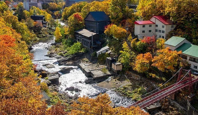 初秋的定山溪溫泉,山谷逐漸染上楓紅
