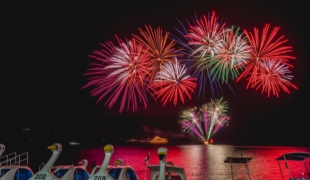 洞爺湖花火由行駛於湖面上的船隻施放
