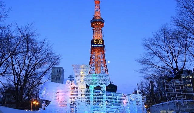 札幌雪祭在大通公園展示冰雕作品