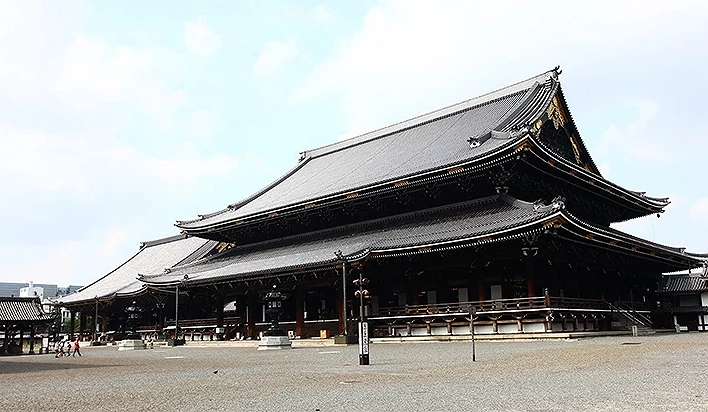 一座寺廟,前面有廣場。