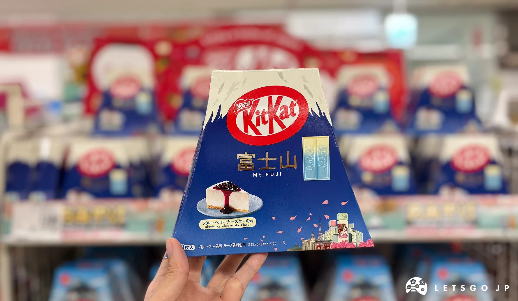 手拿富士山包裝的Kitkat
