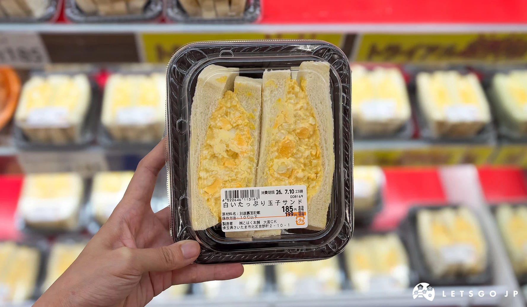 手拿「蛋沙拉三明治」