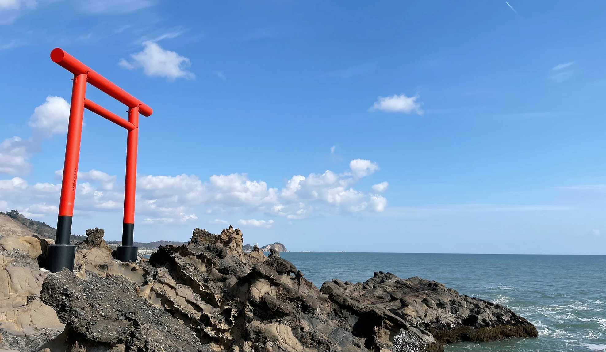波立海岸上的紅色鳥居