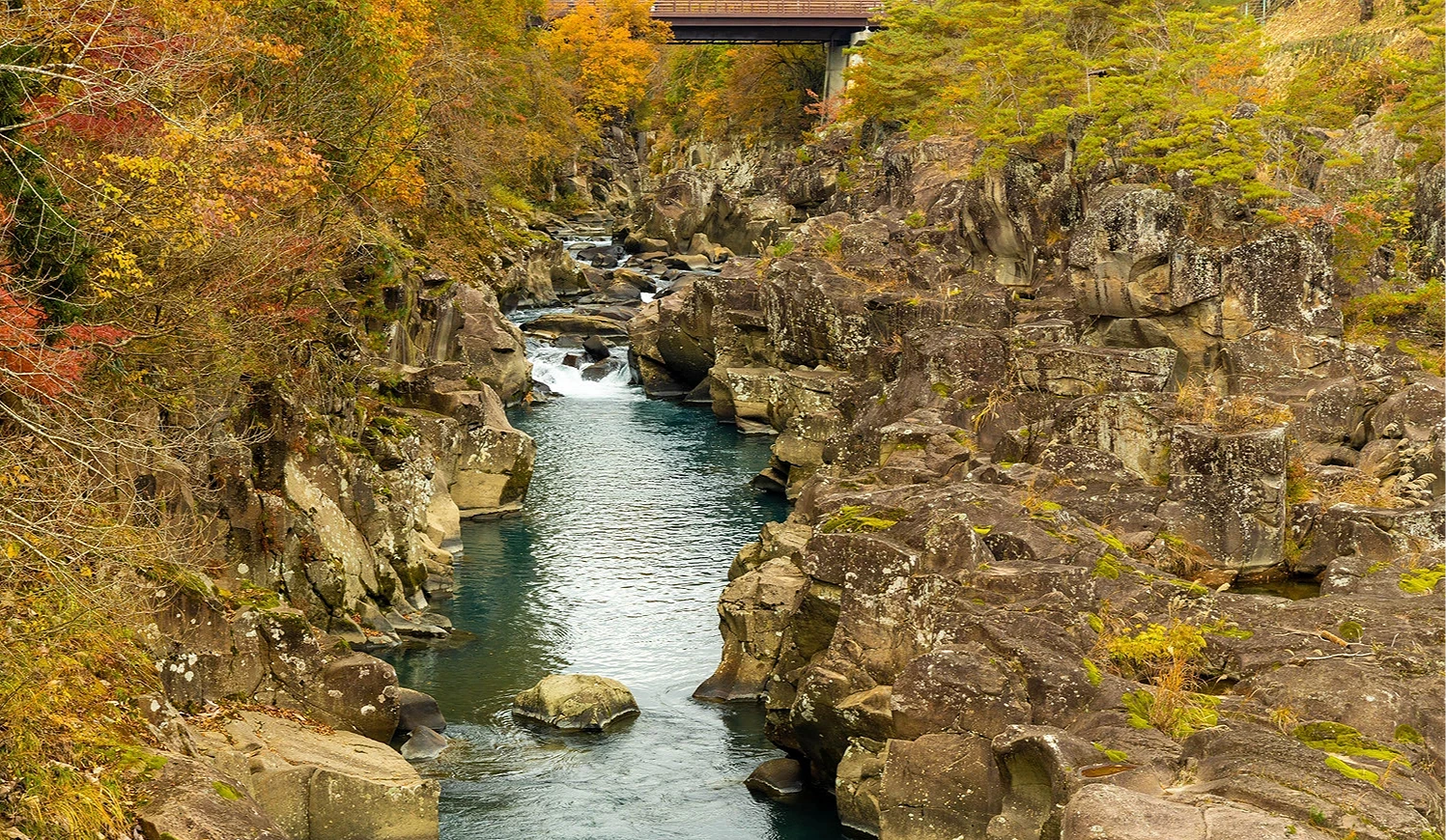 嚴美溪的奇岩怪石及峭壁