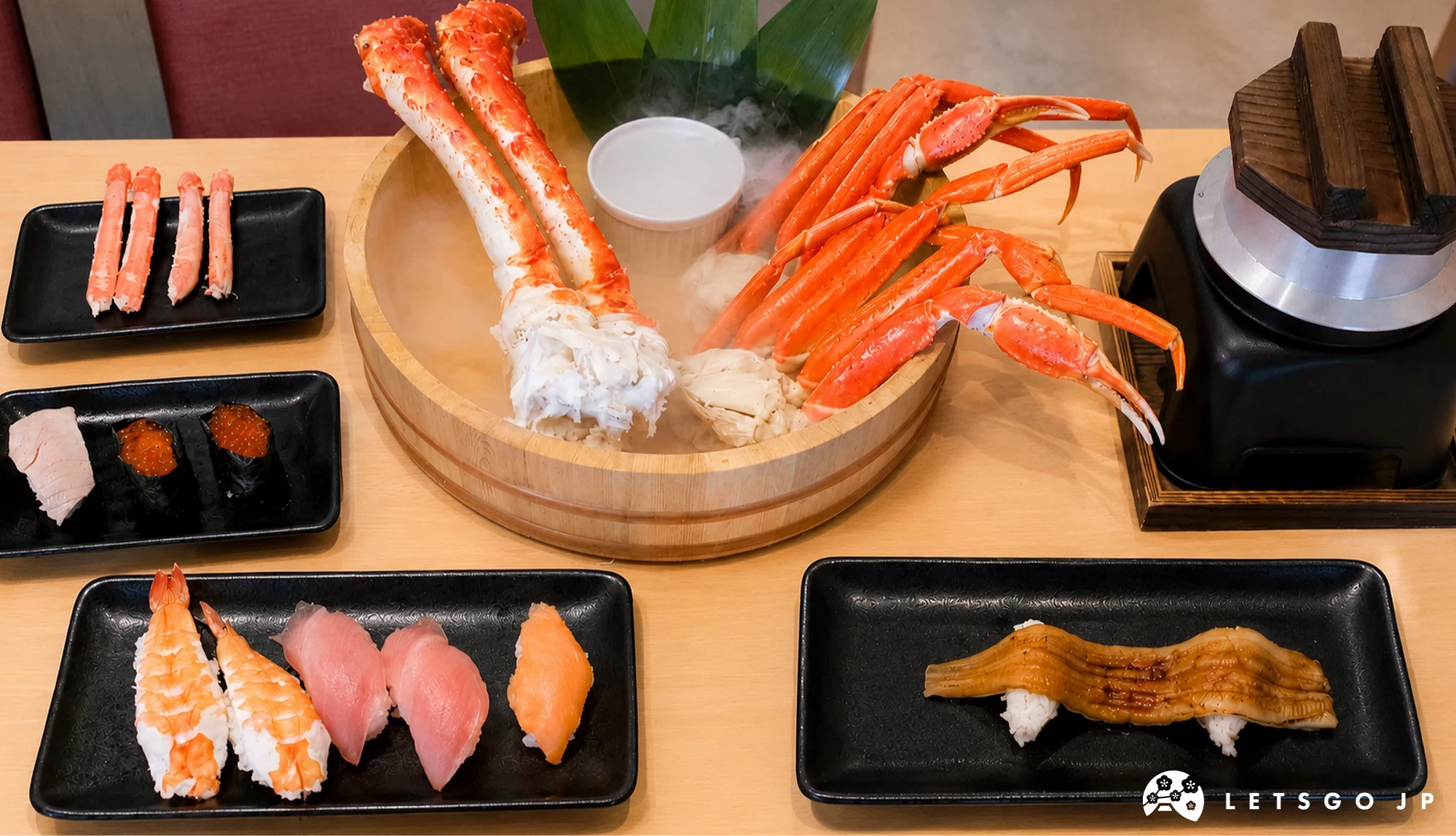 蟹三昧的帝王蟹、松葉蟹與壽司等料理擺在桌上