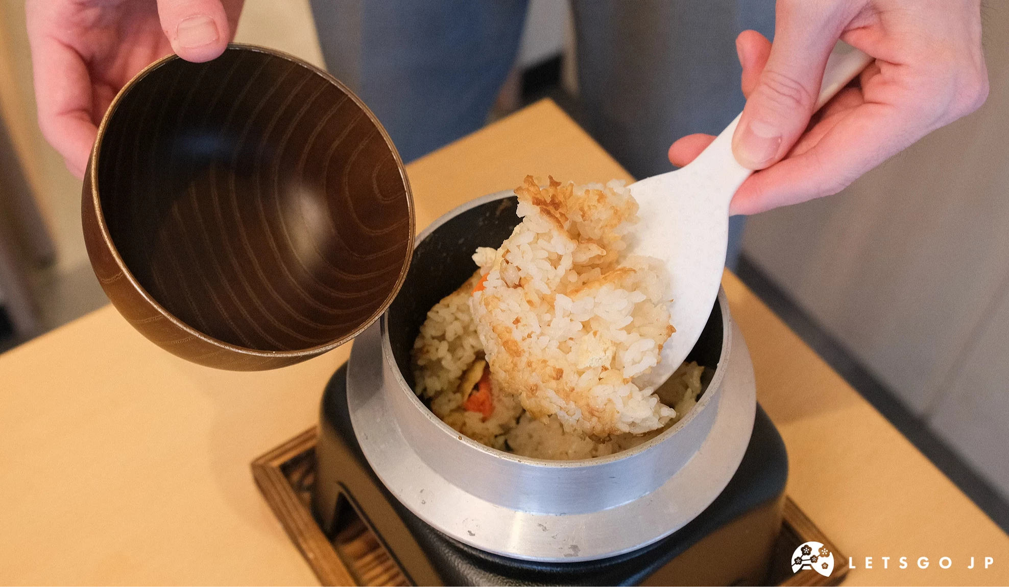 盛釜飯進碗裡