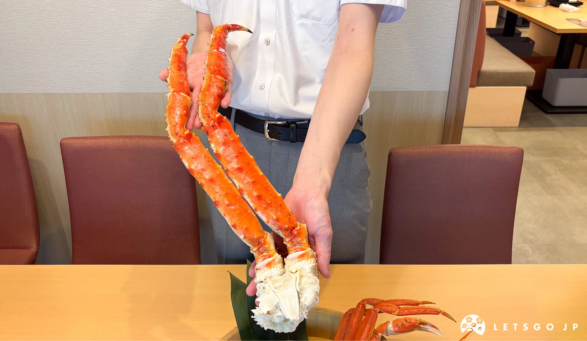 手拿帝王蟹腳