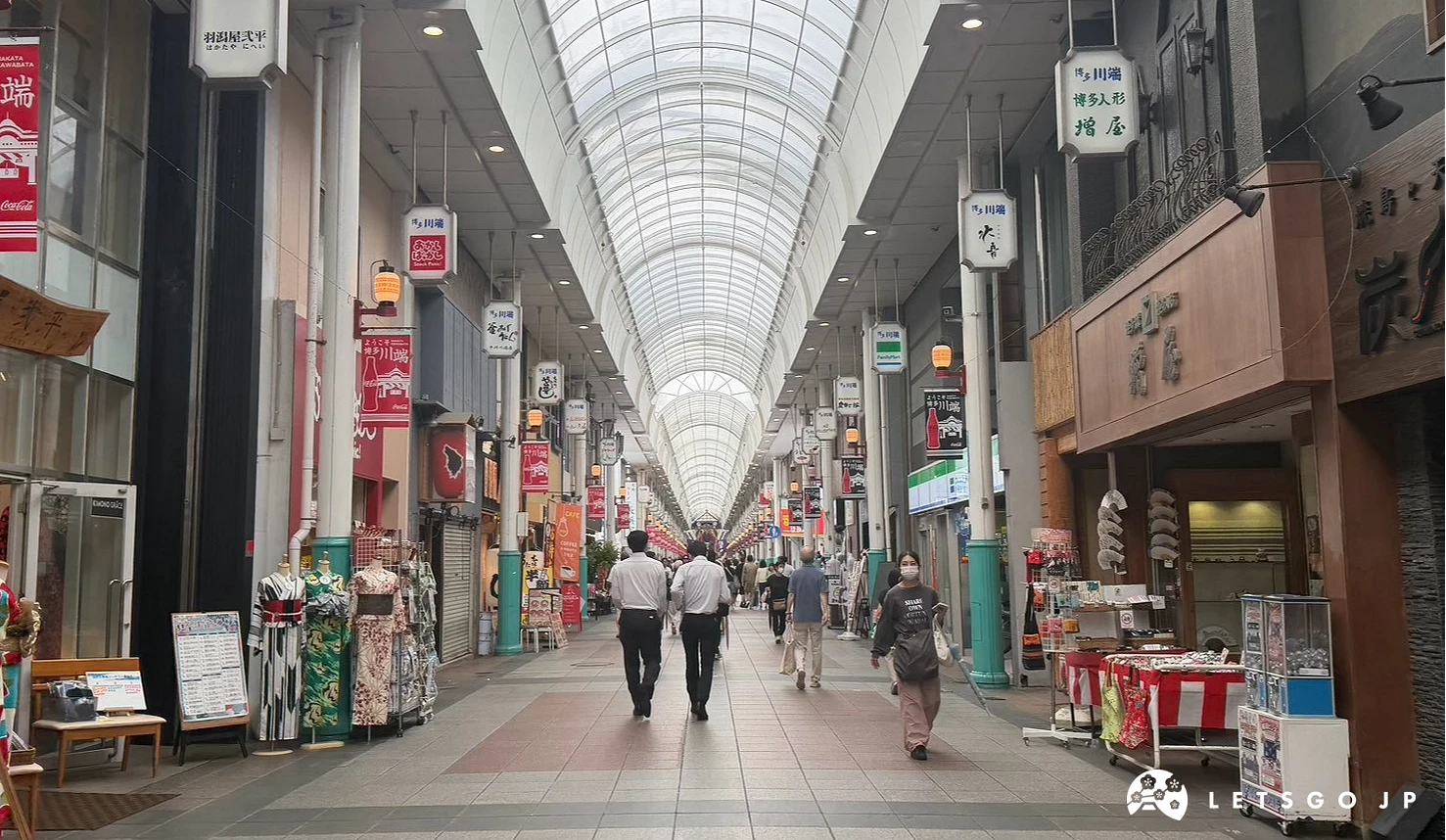 拱廊式遮雨棚下的川端通商店街街景