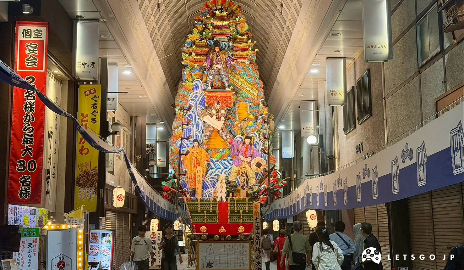 高聳華麗的博多祇園山笠八番山笠上川端通正面