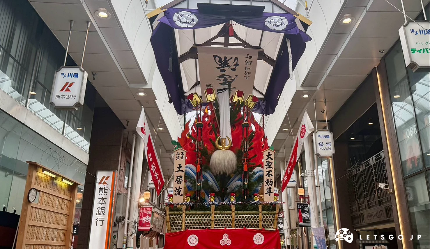 八番山笠上川端通飾山笠細緻的背部裝飾人偶