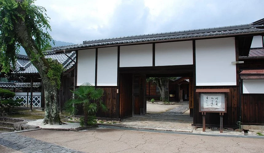 一棟日式建築,旁邊有一顆樹。
