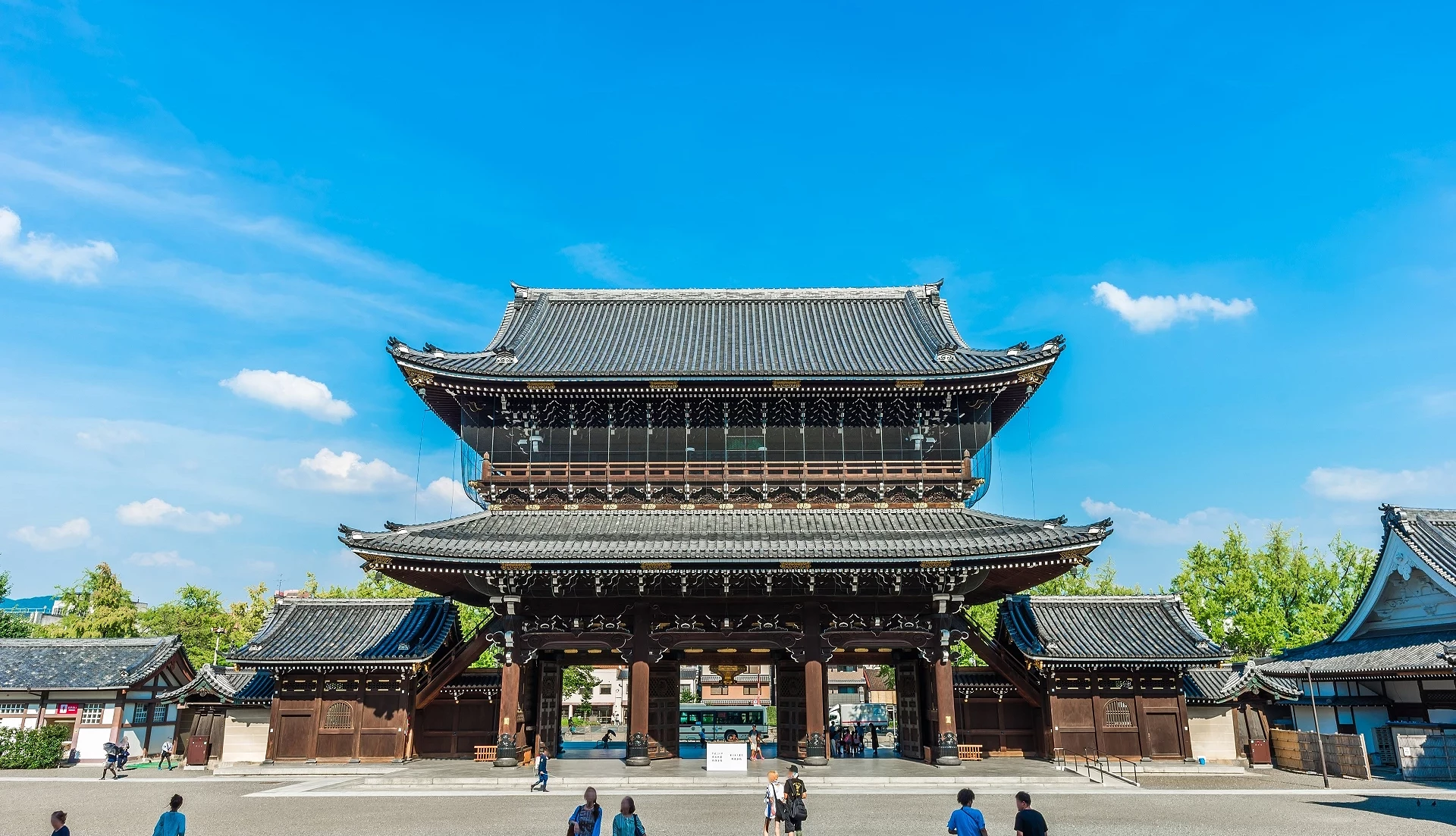 一座寺廟,前面有廣場,廣場上有人。