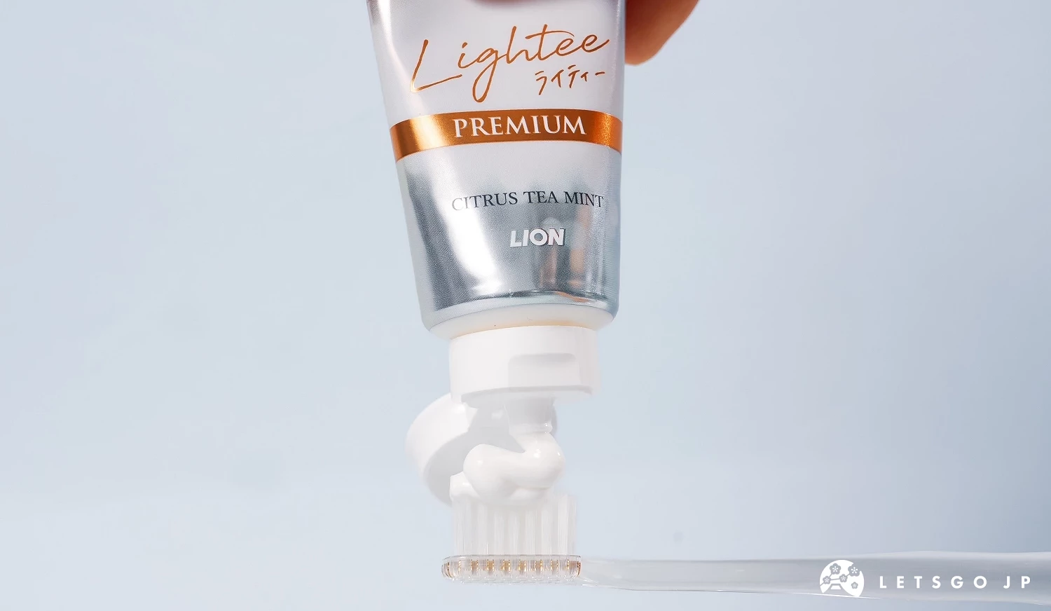 Lightee PREMIUM 牙膏擠在牙刷上的特寫