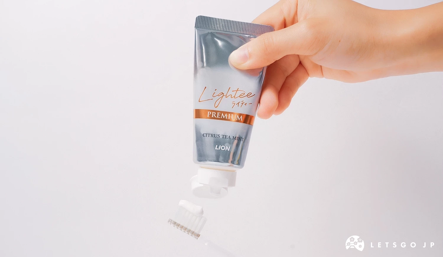 Lightee PREMIUM 牙膏擠在牙刷上
