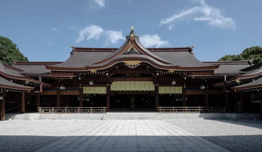 有三角形屋頂的本殿,前面是一片廣場。