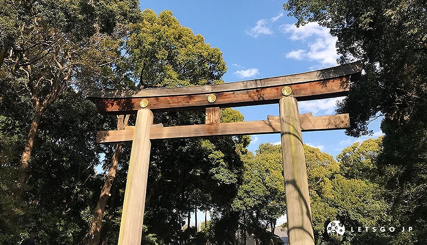 一片樹林前面,有一座巨大的木造鳥居