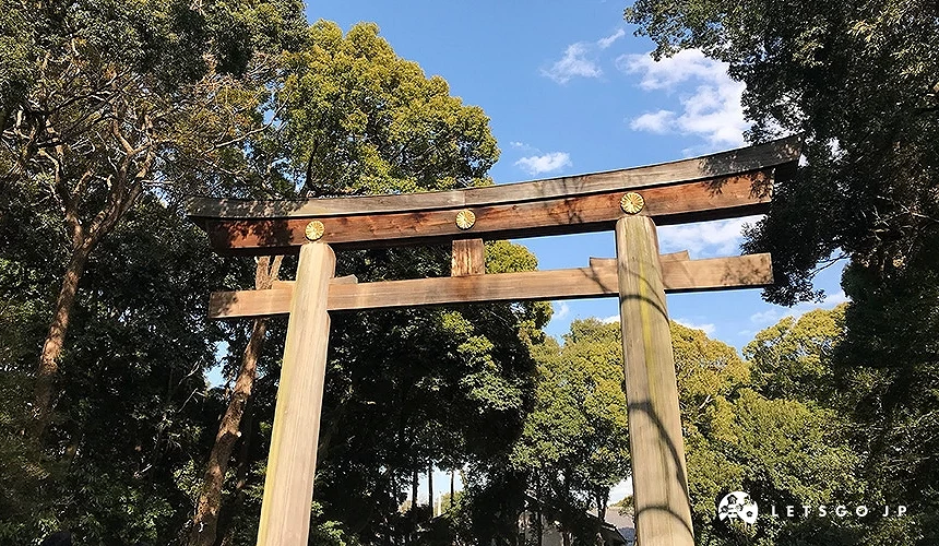 一片樹林前面,有一座巨大的木造鳥居