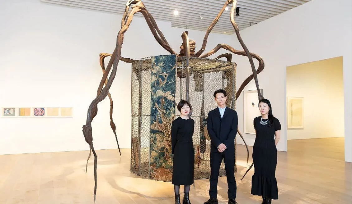 男演員笠松將與其中的蜘蛛作品合影