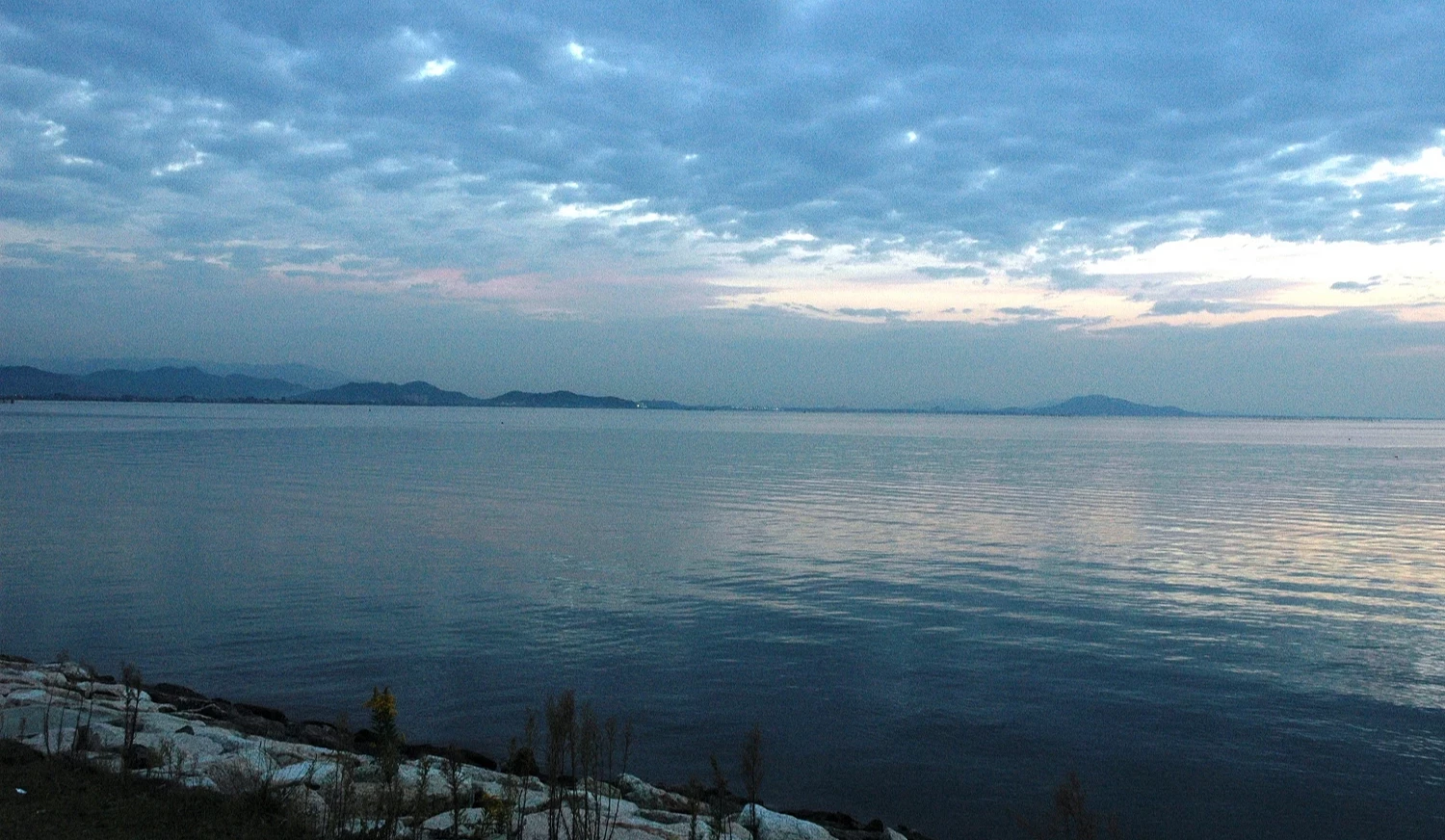 日暮低垂的湖北