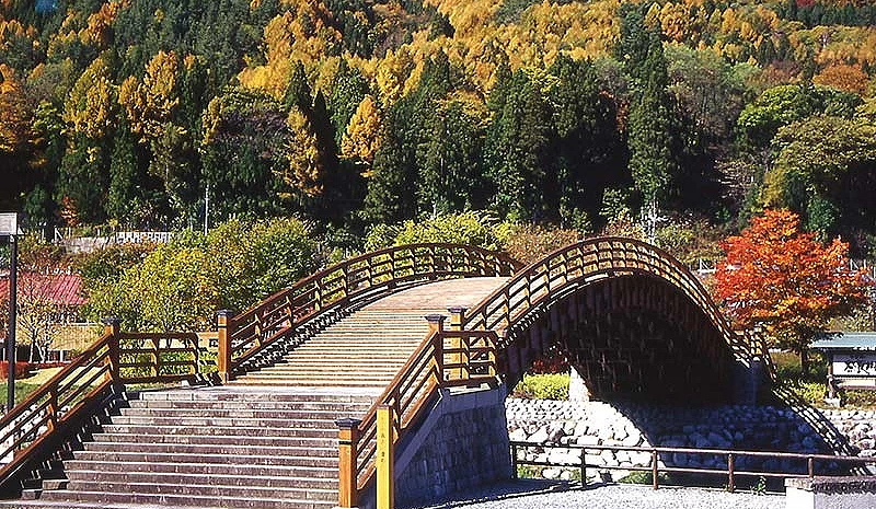 「木曾大橋」半月形拱橋全由樹齡逾300年的檜木打造