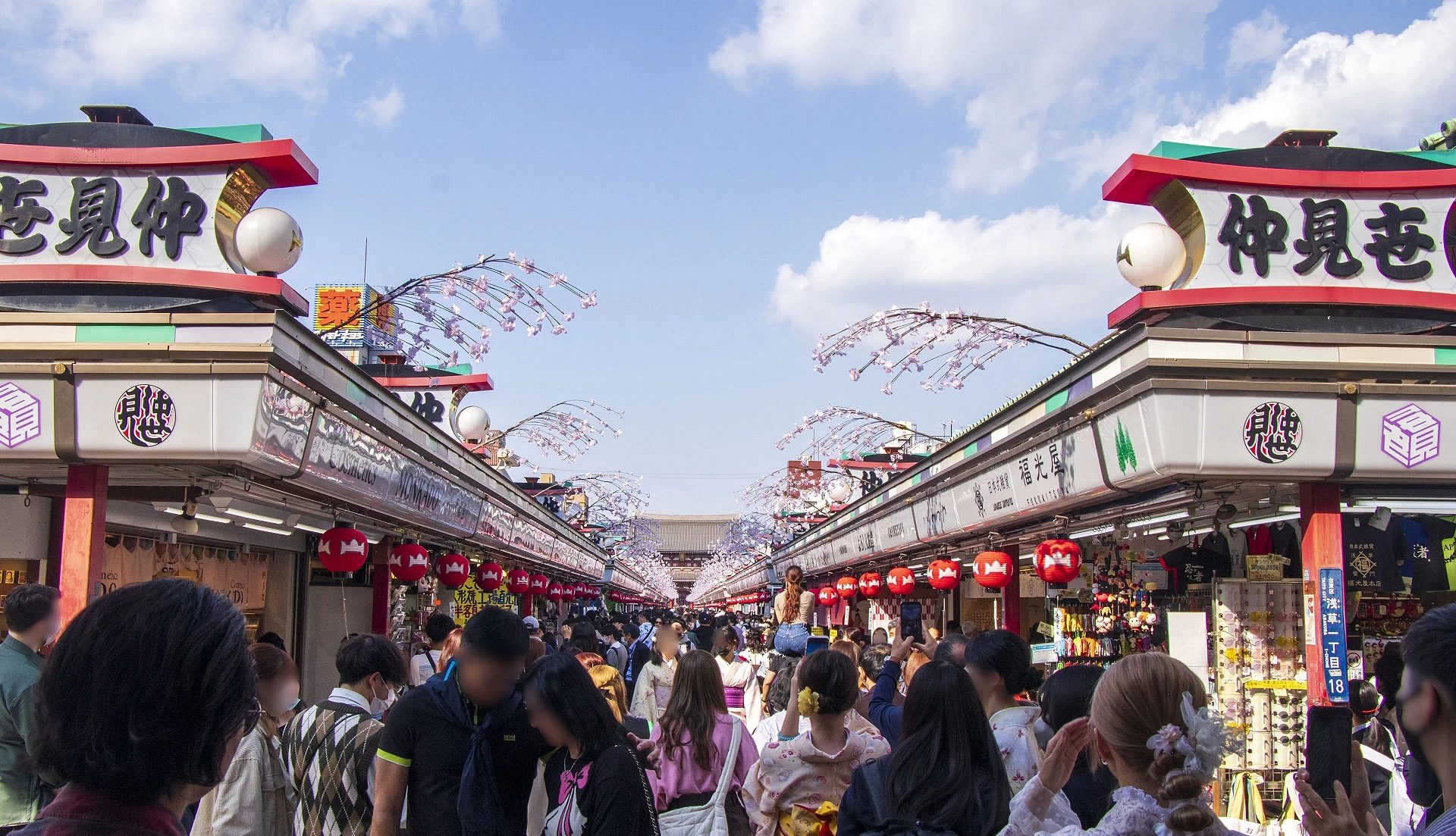 仲見世通商店街熱鬧的人潮