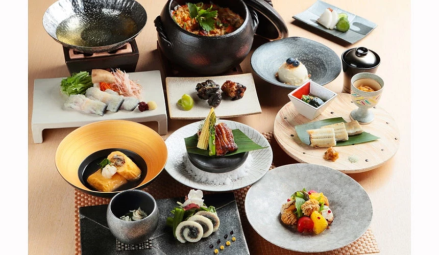 「鰻魚盛宴套餐」含白燒、蒲燒、鰻魚火鍋、炸物、土鍋飯等9道料理提供:蔵乃間