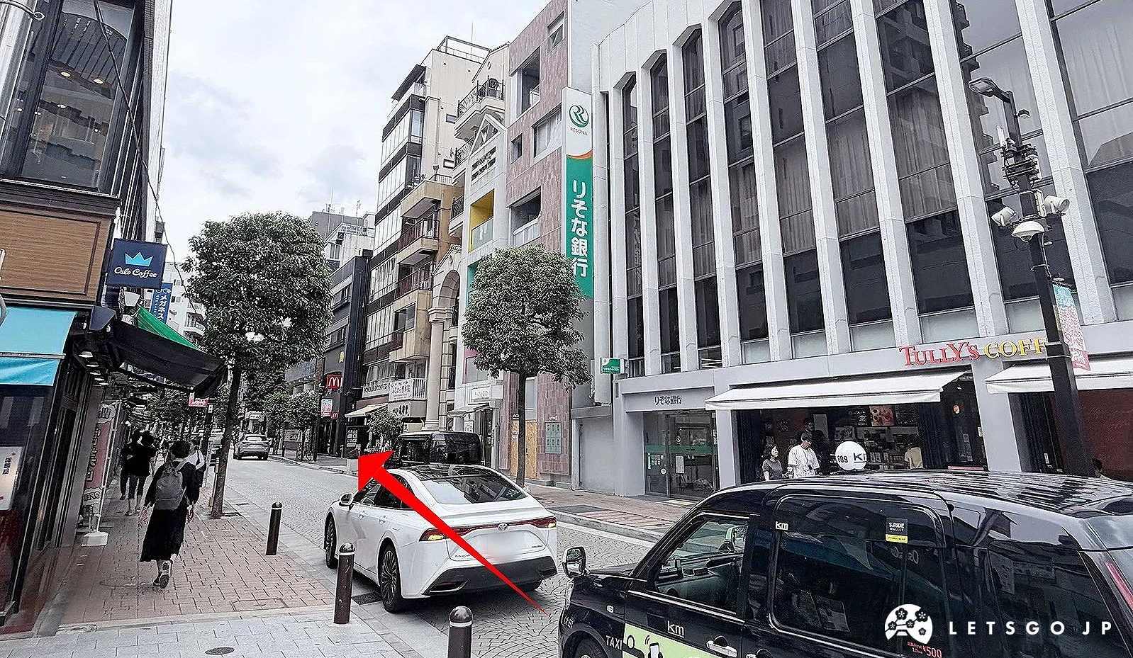 過馬路到對面,「Sushi Kensuke」所在大樓就位於麥當勞旁邊