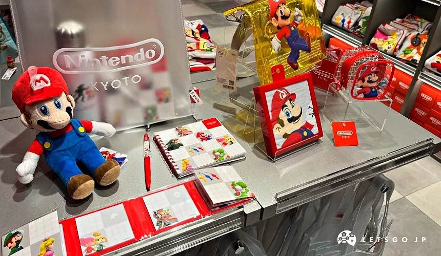 「Nintendo KYOTO」京都瑪利歐限定商品放在桌上