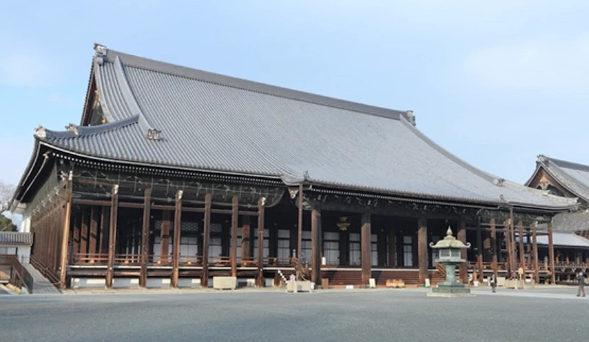 一座寺廟,前面有一個廣場。