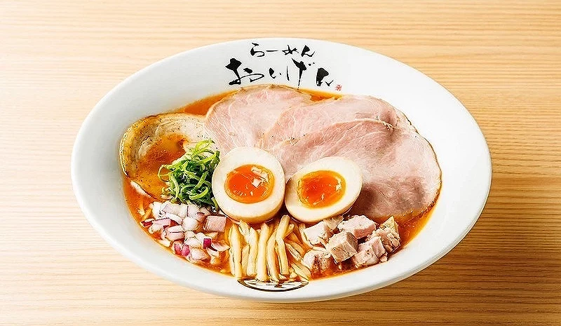 裝有叉燒、蛋等豐盛配料的拉麵