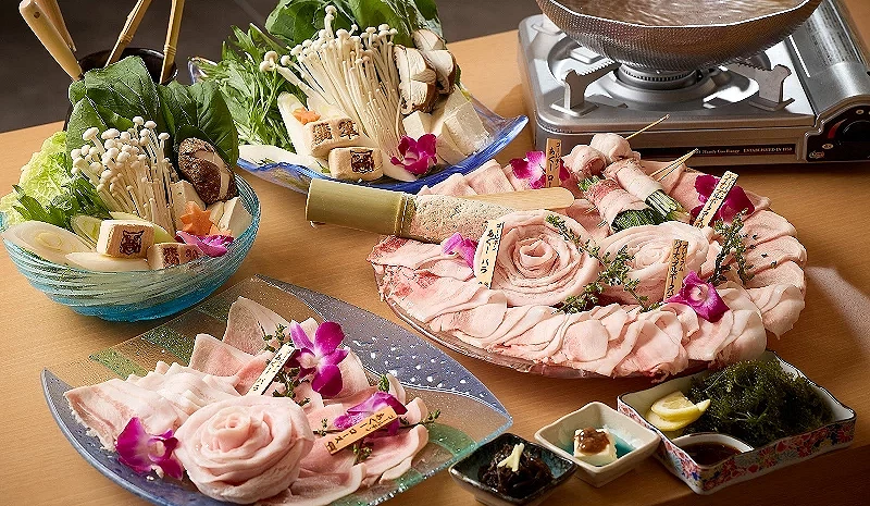 豐盛的豬肉片等各種食材與涮涮鍋