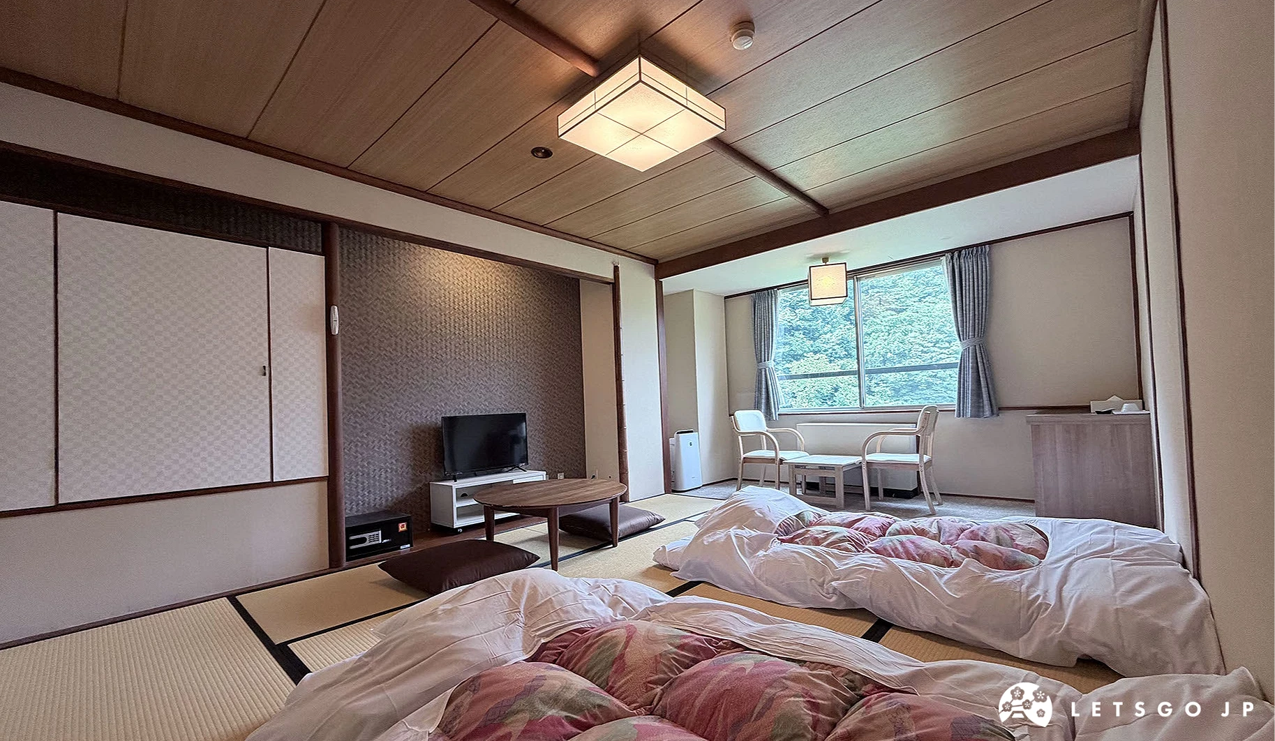 和室最多容納5人住宿,窗外看得到翠綠的山景