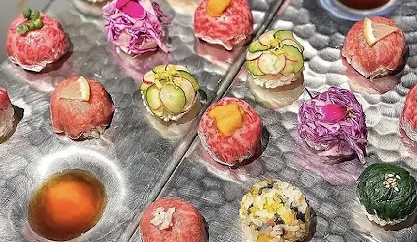 石板盤排列彩色肉球與蔬菜,紅肉、黃蛋、紫菜與小黃瓜裝飾點綴,日式創意燒肉丸精緻。