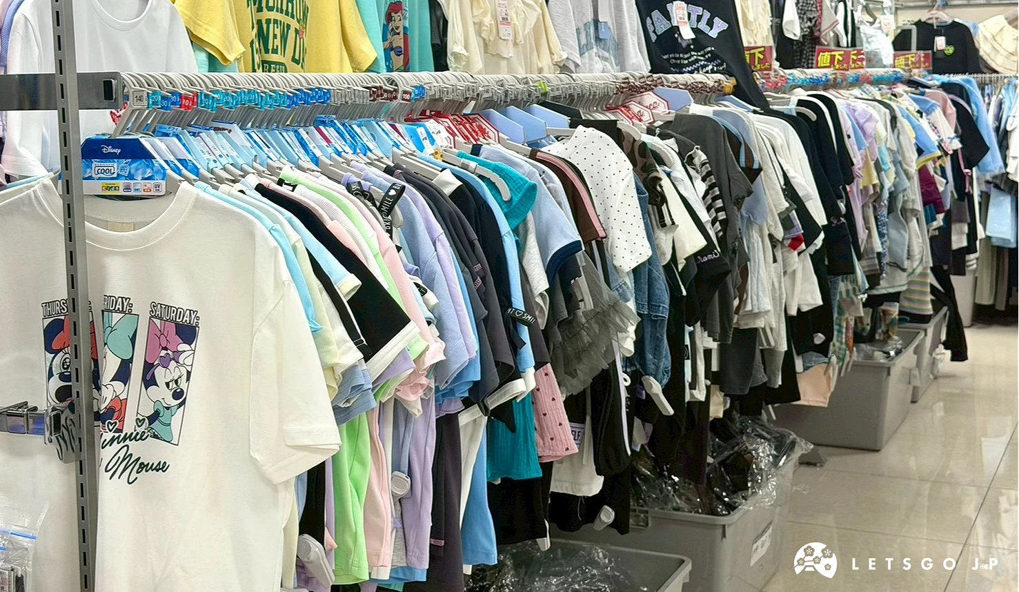 吊掛著五顏六色豐富童裝與嬰幼兒服飾的服飾長架。