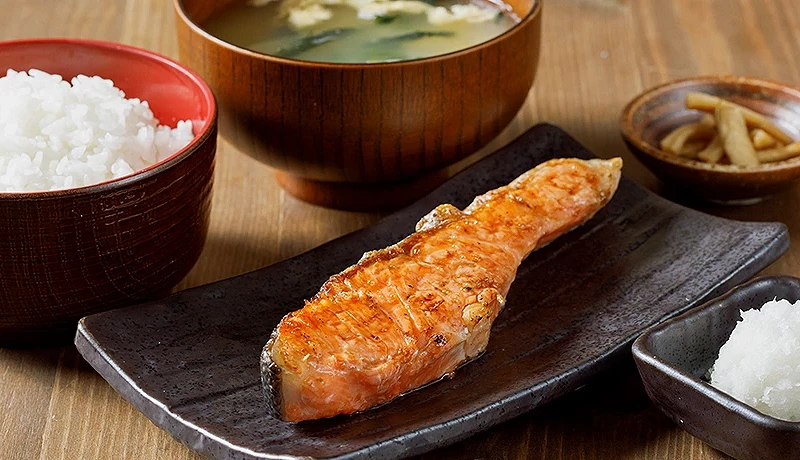 日式風格早餐鮭魚、漬物、白飯、味增湯